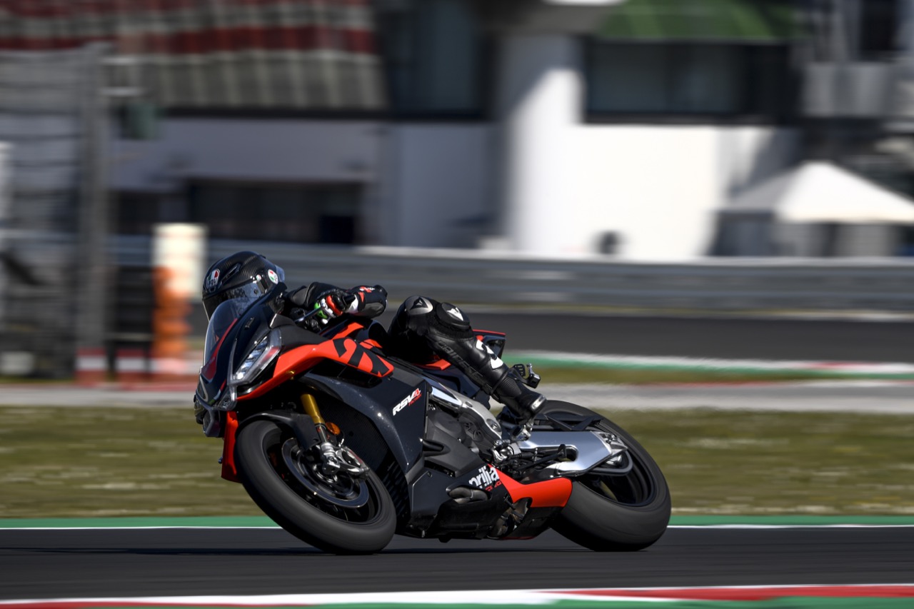 Aprilia RSV4 e RSV4 Factory - nuove foto 2021 